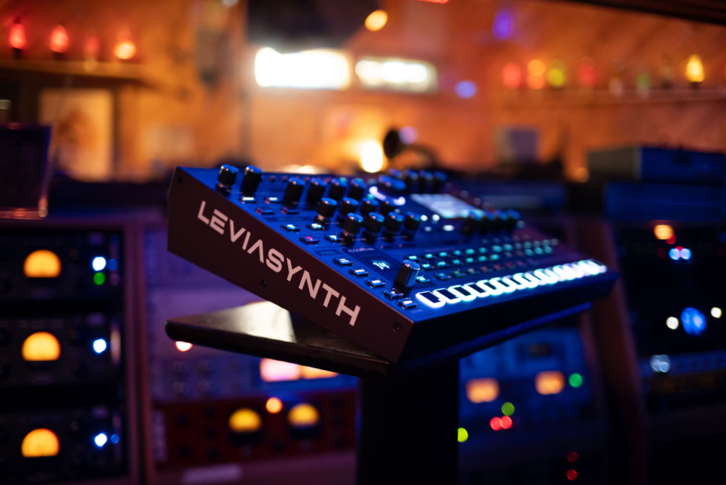 Das durchdachte Zusammenspiel aus algorithmischer Flexibilit&auml;t und einer direkten Bedienoberfl&auml;che macht den ASM Leviasynth zu einem vielseitigen Hybrid-Instrument, das komplexe Klanggestaltungen besonders intuitiv erlebbar macht.

ASM Leviasynth von der Seite.