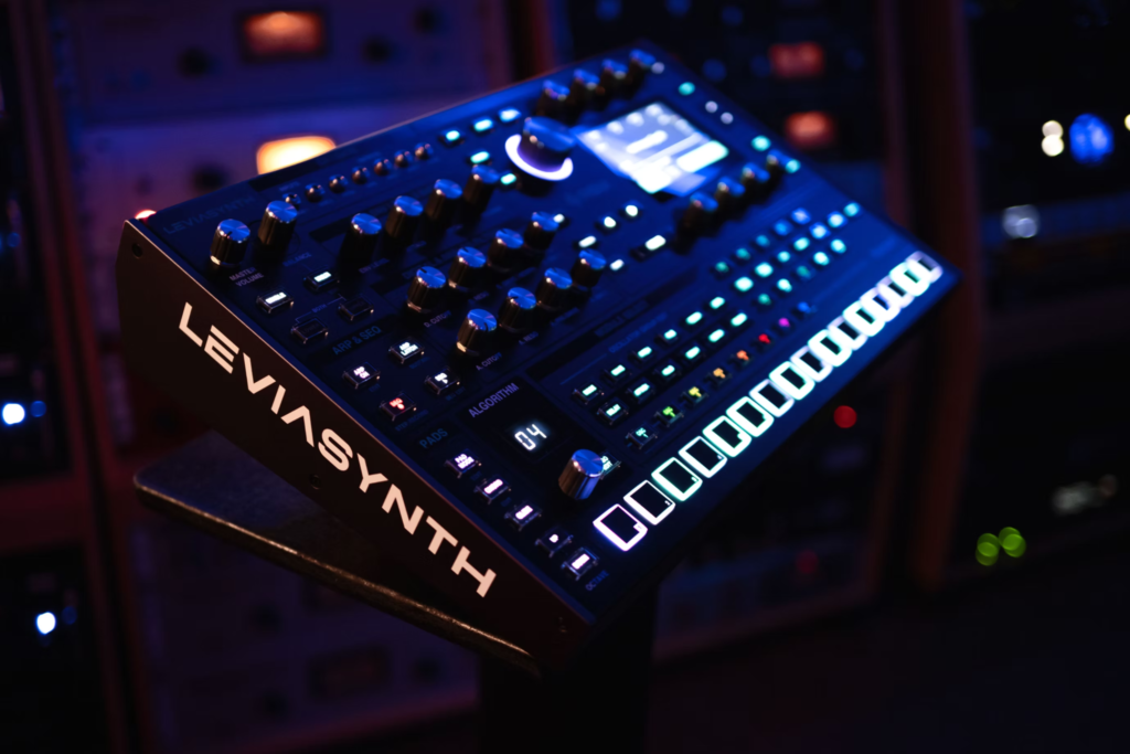 Der ASM Leviasynth ist ein leistungsstarker Hybrid-Synthesizer, der eine innovative Algorithmus-Engine mit einem analogen Filter und einem intuitiven Touch-Bedienkonzept vereint.