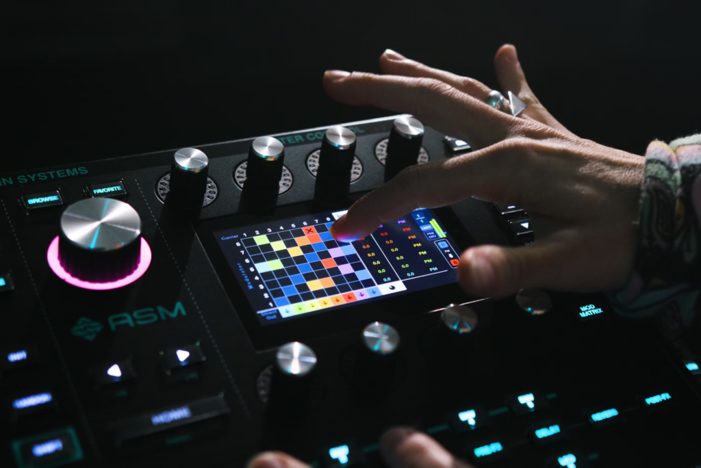 Der ASM Leviasynth verf&uuml;gt &uuml;ber 144 unterschiedliche Algorithmen f&uuml;r unterschiedlichste Crossmodulationen der acht Oszillatoren.

Die Algorithmus-Auswahl des ASM Leviasynth.