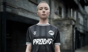 The Prodigy bringen limitiertes Fußballtrikot heraus: Rave-Ikonen treffen auf Sportswear