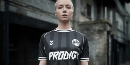 The Prodigy bringen limitiertes Fußballtrikot heraus: Rave-Ikonen treffen auf Sportswear