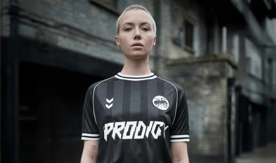 The Prodigy bringen limitiertes Fußballtrikot heraus: Rave-Ikonen treffen auf Sportswear