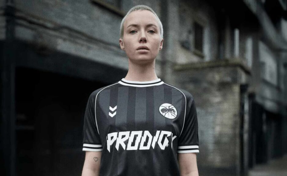 The Prodigy bringen limitiertes Fußballtrikot heraus: Rave-Ikonen treffen auf Sportswear