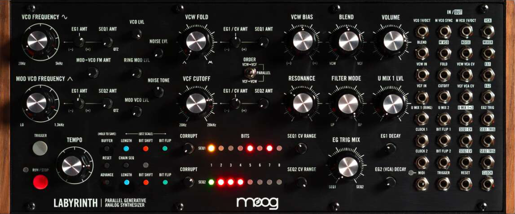 Der Moog Labyrinth ist ein Synthesizer mit generativem Sequencer und zwei parallelen analogen Signalwegen.

Moog Labyrinth von vorne oben.