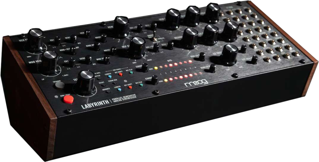 Die parallelen analogen Signal Wege des Moog Labyrinth bieten hervorragende Soundqualit&auml;t und vielf&auml;ltige M&ouml;glichkeiten zur Klangsynthese.

Moog Labyrinth schr&auml;g von der Seite.
