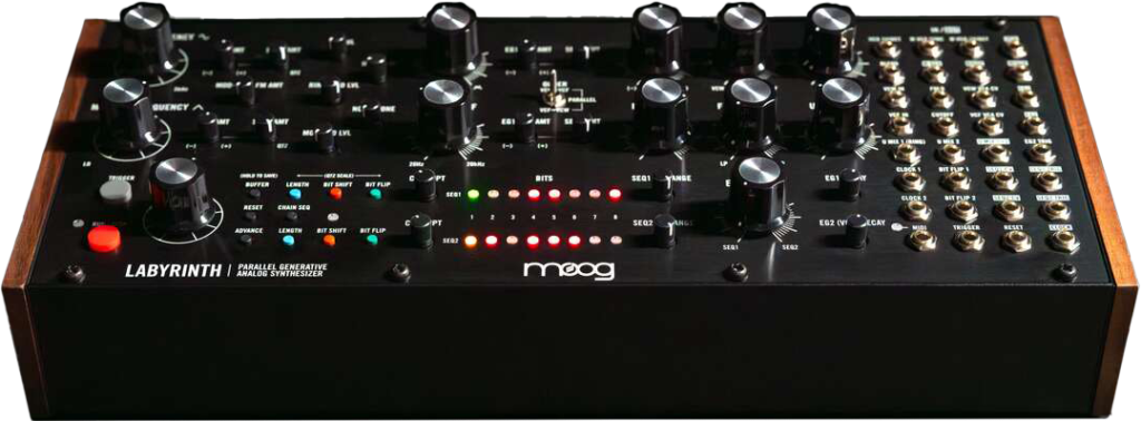 Die generativen Sequencer des Moog Labyrinth sind eine endlose Inspirationsquelle und bieten jede Menge kreativen Spielraum. Moog Labyrinth seitlich von Vorn.