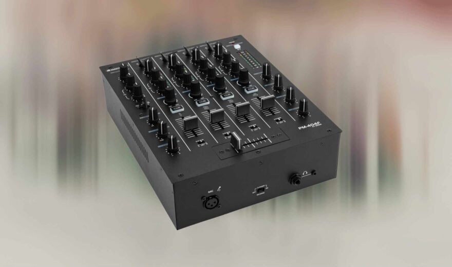 Omnitronic PM-404F: Günstiger Vier-Kanal-DJ-Mixer mit bipolarem Filter und Bluetooth