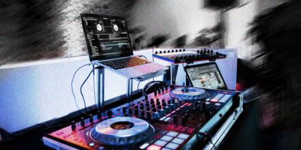 Die besten DJ-Tische und Studio-Racks 2026 – stabil, modular und tourtauglich