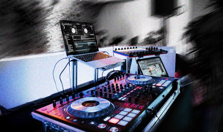Die besten DJ-Tische und Studio-Racks 2026 – stabil, modular und tourtauglich