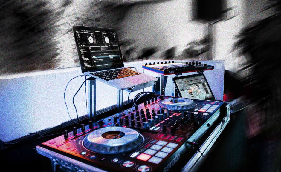 Die besten DJ-Tische und Studio-Racks 2026 – stabil, modular und tourtauglich