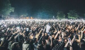 Frankreich: 40.000 Raver besetzen Milit&auml;rbasis als Protest gegen Repressionskurs