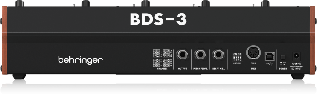 Die Rückseite des BDS-3 bietet neben den klassischen MIDI- und USB-Ports auch spezialisierte Anschlüsse wie einen Decay-Kill-Eingang und eine Pitch-Pedal-Buchse zur umfassenden Kontrolle des gesamten Kits.
Behringer BDS-3 von hinten