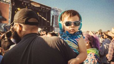 "Ob ihr wirklich richtig steht …": Wenn Eltern ihre Kinder auf Techno-Festivals mitnehmen