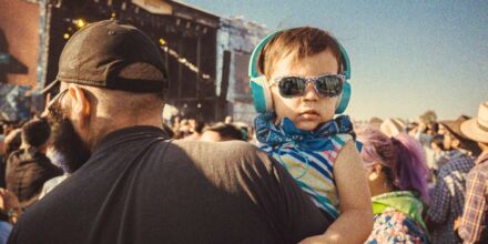 "Ob ihr wirklich richtig steht …": Wenn Eltern ihre Kinder auf Techno-Festivals mitnehmen
