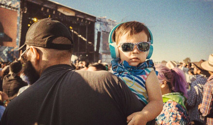 "Ob ihr wirklich richtig steht …": Wenn Eltern ihre Kinder auf Techno-Festivals mitnehmen