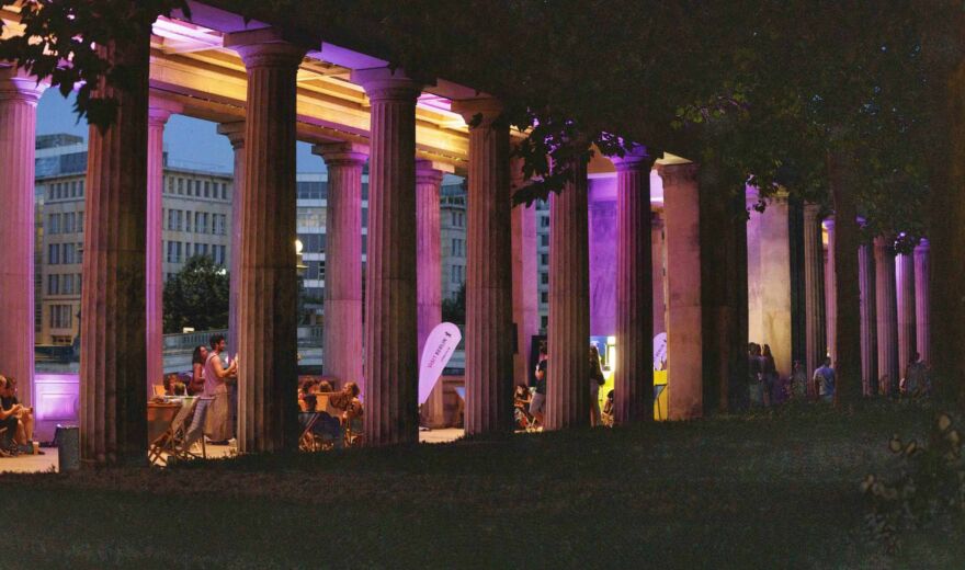 Sommer-Highlight auf der Museumsinsel: Kolonnaden-Bar startet mit über 50 Gratis-Events