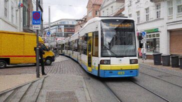 Kreativer Protest gegen Clubsterben? Schweriner Grünen-Politiker demonstriert in der Techno-Straßenbahn