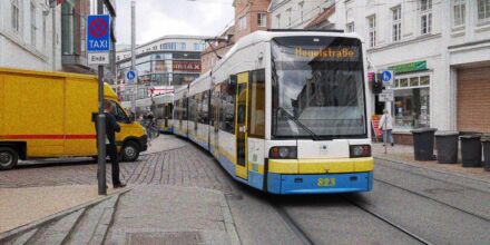 Kreativer Protest gegen Clubsterben? Schweriner Grünen-Politiker demonstriert in der Techno-Straßenbahn
