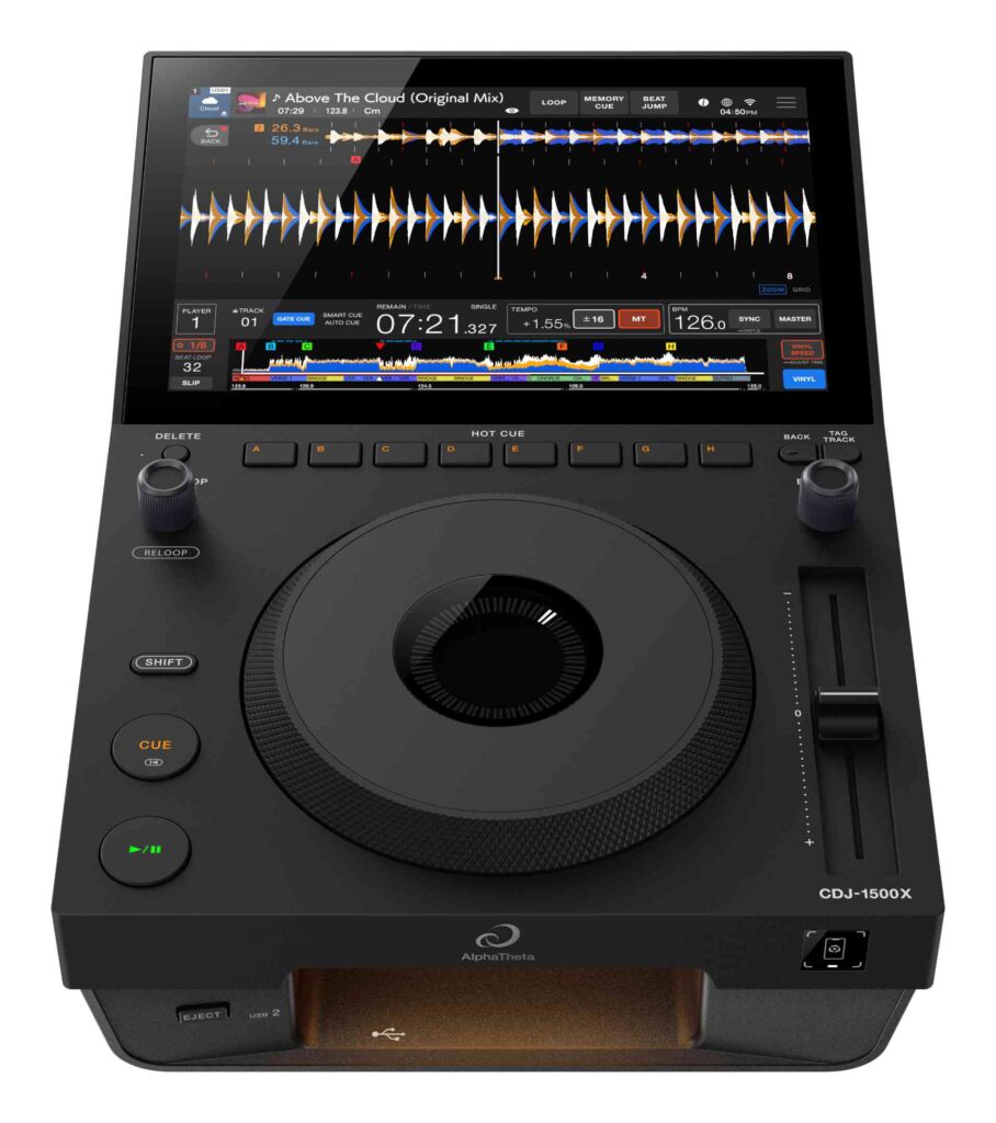 Der AlphaTheta CDJ-1500X bietet viele Funktionen des großen Bruders CDJ-3000X, inklusive WLAN und NFC.
AlphaTheta CDJ-1500X - angeschrägte Draufsicht