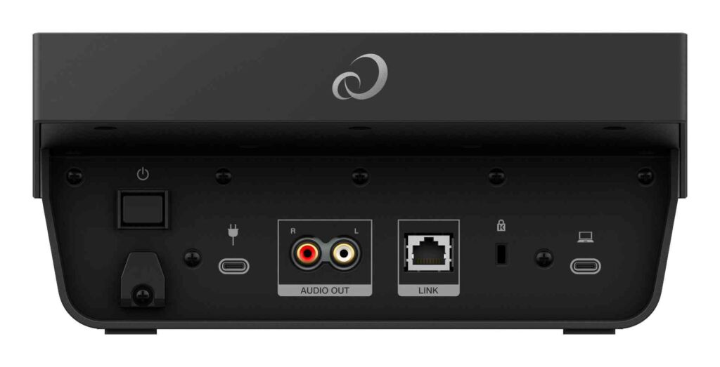 Auf der Geräterückseite befinden der sich der Audioausgang und die Ethernetbuchse zur Integration in ein Pro-DJ-Link-Netzwerk.
AlphaTheta CDJ-1500X - Rückansicht