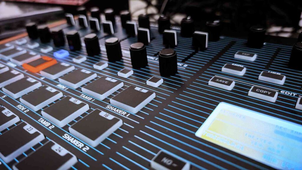 Nahaufnahme der Pads und Fader des Behringer BMX. Behringer BMX Nahaufnahme.