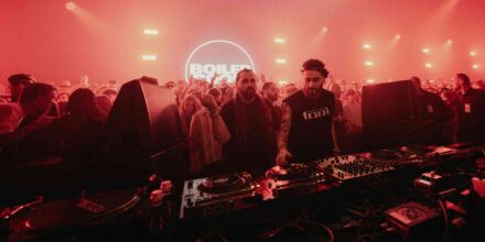 Während Boiler-Room-Set: Störenfriede attackiert und niedergetrampelt