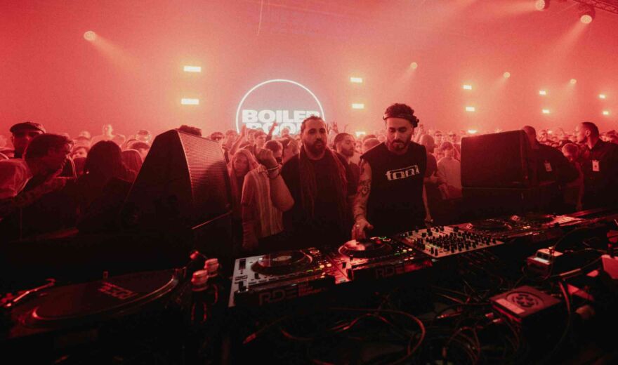 Während Boiler-Room-Set: Störenfriede attackiert und niedergetrampelt