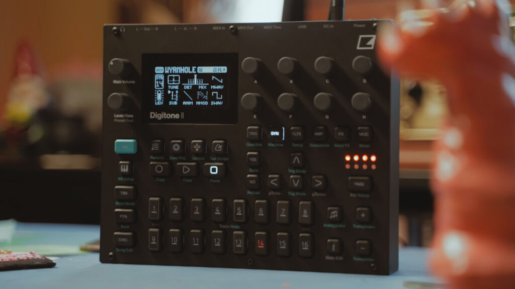 Mit dem Digitone II bringt Elektron wie schon bei Digitakt II nun auch den Digitone in die n&auml;chste Generation.

Elektron Digitone II schr&auml;g von vorne.