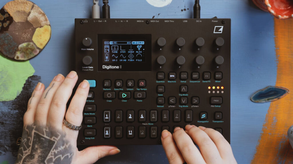 Der Digitone II hat wieder so einige Performance-Features mit an Bord.

Elektron Digitone II von vorne oben im Live-Einsatz.