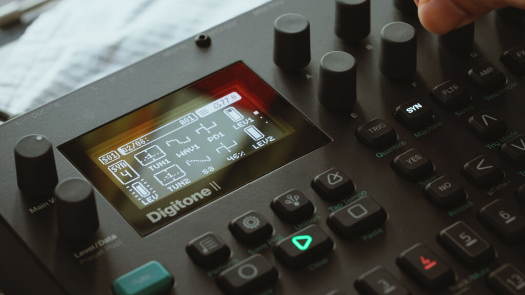 Der Digitone II verf&uuml;gt mit "FM Drum&rdquo;, "Wavetone&rdquo; und "Swarmer&rdquo; neben dem "FM Tone&rdquo; des Originals &uuml;ber drei neue Sound-Machines.

Nahaufnahme des Elektron Digitone II seitlich von vorne oben.