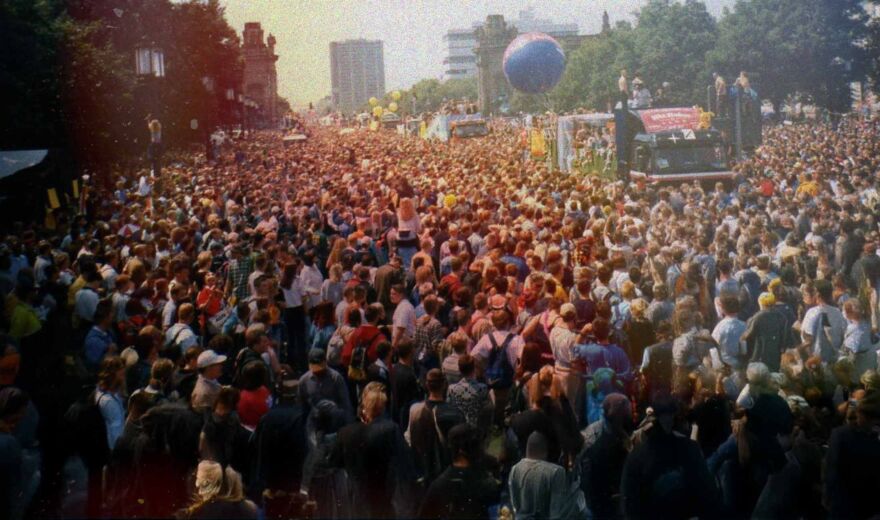 "Love is Stronger": Neue ARD-Doku beleuchtet den Mythos Loveparade