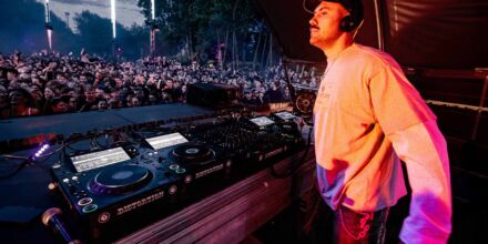 Papa hat euch gar nicht lieb: Wie Marlon Hoffstadt das Coachella-Trauma in Plastikscheisse gießt