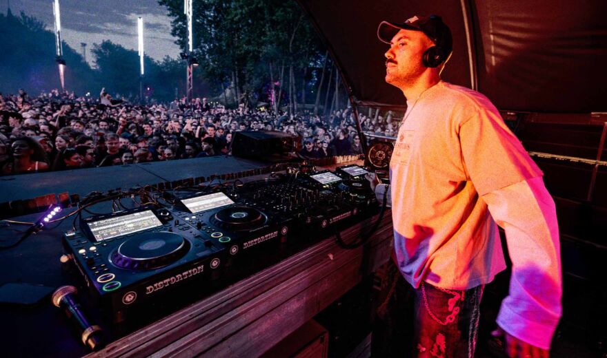 Papa hat euch gar nicht lieb: Wie Marlon Hoffstadt das Coachella-Trauma in Plastikscheisse gießt