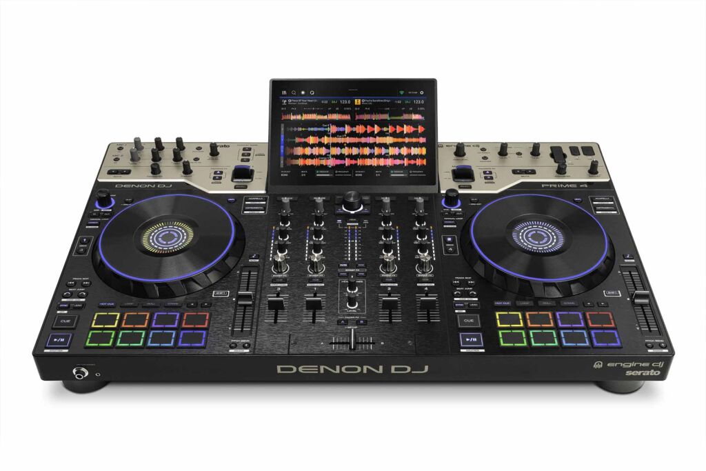 Das große Display unterstützt die Arbeit mit dem Gerät und erlaubt das Ausführen von Funktionen.
Denon DJ Prime 4 - Schrägansicht