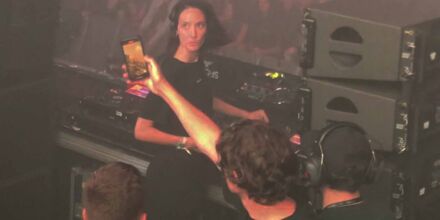 Amelie Lens und die Wellness-Peitsche: Wie "AURA" die Masse verschwitzt