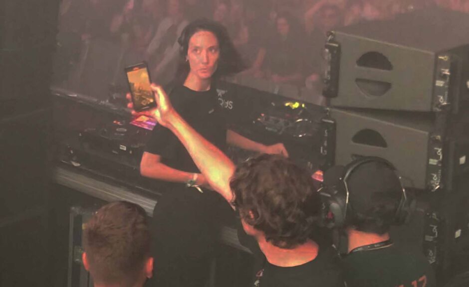 Amelie Lens und die Wellness-Peitsche: Wie "AURA" die Masse verschwitzt