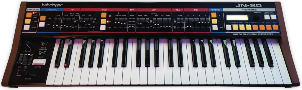 Der Behringer JN-80 ist ein achtstimmiger polyphoner Analog-Synthesizer, der als Klon des legend&auml;ren Roland Juno-60 konzipiert ist.

Behringer JN-80 von vorne oben.