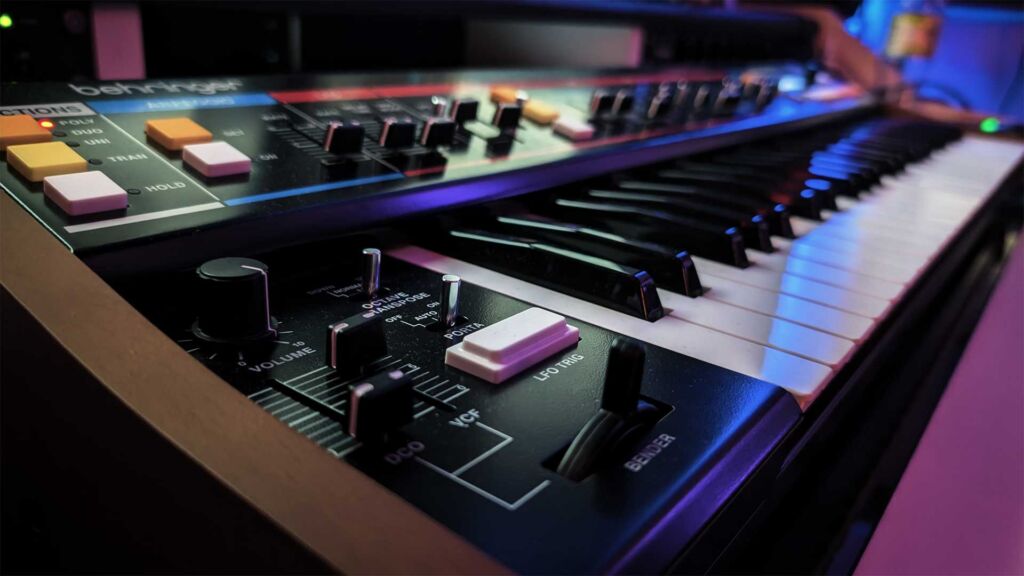 Auf Soundebene &uuml;berzeugt der Behringer JN-80 auf voller L&auml;nge, die Verarbeitung l&auml;sst aber leider etwas zu w&uuml;nschen &uuml;brig.

Behringer JN-80 im Studioeinsatz.