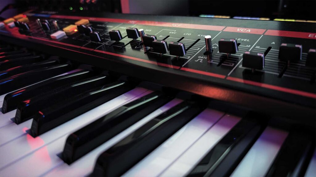 Die gr&ouml;&szlig;te Schw&auml;che ist die Verarbeitung der Bedienelemente.

Nahaufnahme der teilweise leicht schiefen Fader des Behringer JN-80.
