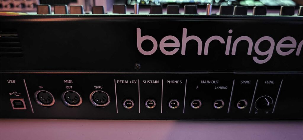 Der Behringer JN-80 verf&uuml;gt &uuml;ber modernisierte Anschl&uuml;sse im Vergleich zum Vorbild.

Die Anschl&uuml;sse auf der R&uuml;ckseite des Behringer JN-80.