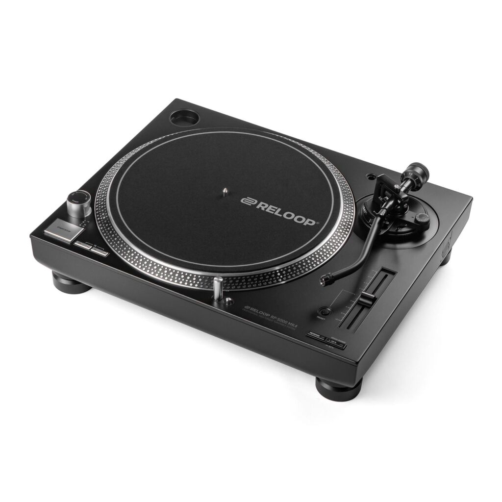Der Reloop RP-5000 MK4 ist ein solider Plattenspieler für Einsteiger und Fortgeschrittene.
Reloop RP-5000 MK4 - von schräg oben