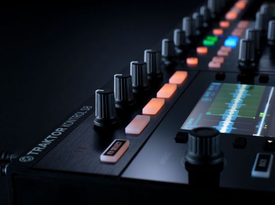 Traktor Kontrol S8 - Displays