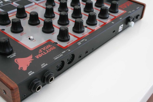 Akai Rhythm Wolf - Anschl&uuml;sse
