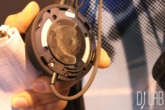 Kopfh&ouml;rer Kabel ist festgeschraubt.