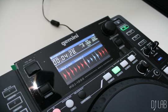 Das 4,3 Zoll gro&szlig;e Farbdisplay zeigt die Wellenform der Songs an