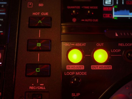 Der Zugriff auf die Hotcue-Punkte erfolgt mit speziellen Tasten auf der Hardware.