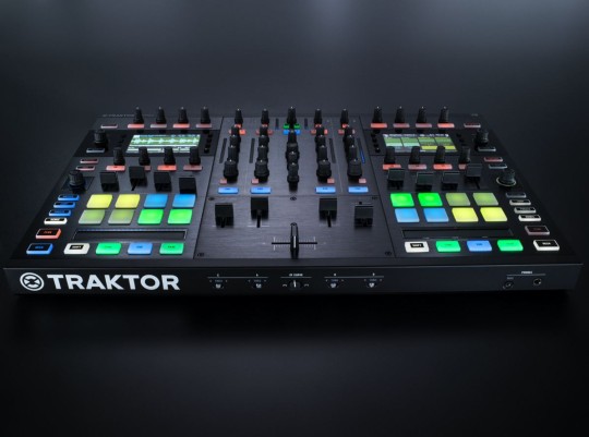 Traktor Kontrol S8 - Controller