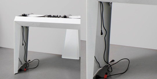 Alle Stecker sind unsichtbar hinter abnehmbaren Schienen verbaut.